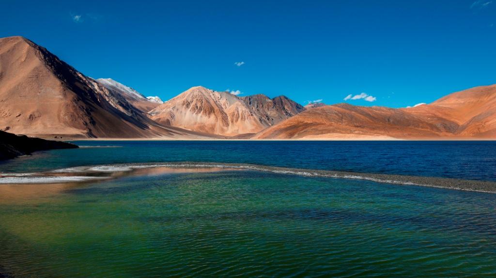 Himalayan Seasons Guide highlighting the best time to visit Leh Ladakh with snow-covered passes